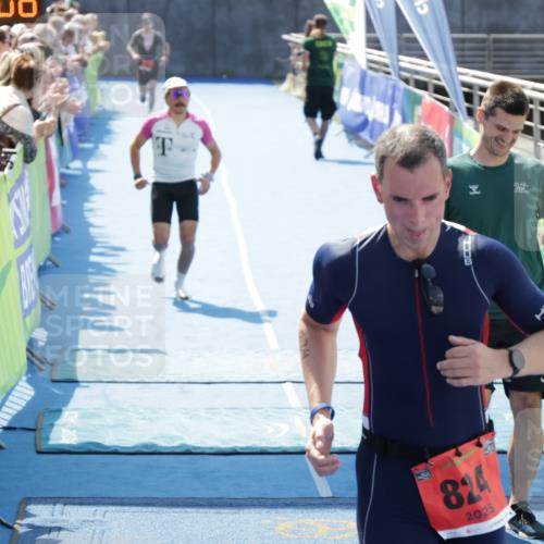 10.08.2025 - GEWOBA Citytriathlon Bremen H.Heesch http://msf.ph/oto/8554565 10.08.2025 14:10:10 Ziel 824, 1015 meine-sportfotos.de
