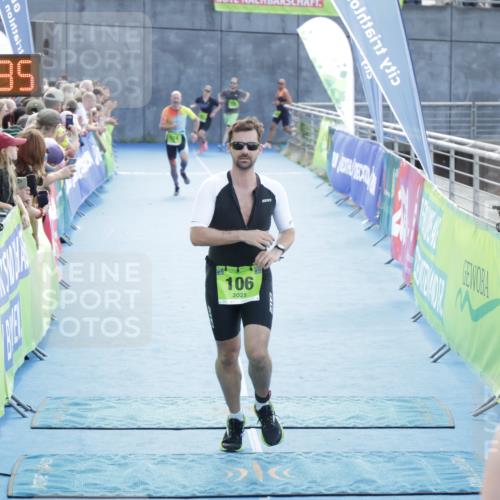 10.08.2025 - GEWOBA Citytriathlon Bremen H.Heesch http://msf.ph/oto/8554579 10.08.2025 15:19:39 Ziel 5, 106, 174 meine-sportfotos.de