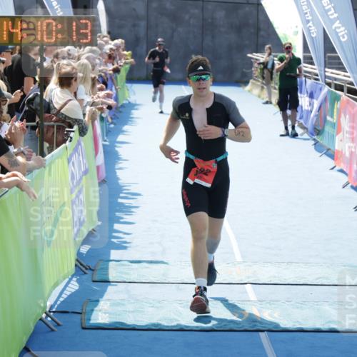 10.08.2025 - GEWOBA Citytriathlon Bremen H.Heesch http://msf.ph/oto/8554588 10.08.2025 14:10:17 Ziel 682 meine-sportfotos.de