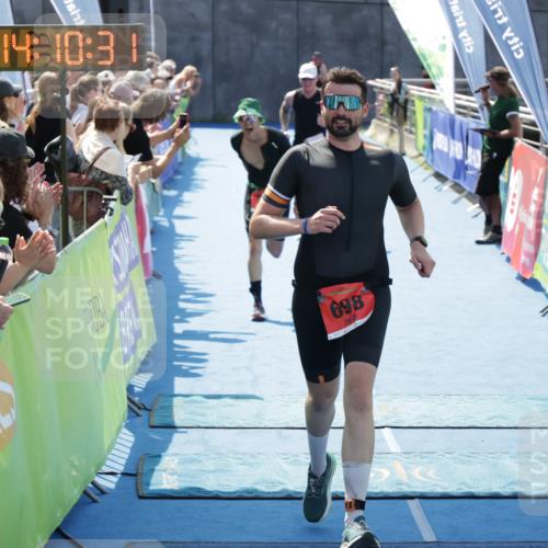 10.08.2025 - GEWOBA Citytriathlon Bremen H.Heesch http://msf.ph/oto/8554626 10.08.2025 14:10:35 Ziel 649, 656, 698 meine-sportfotos.de