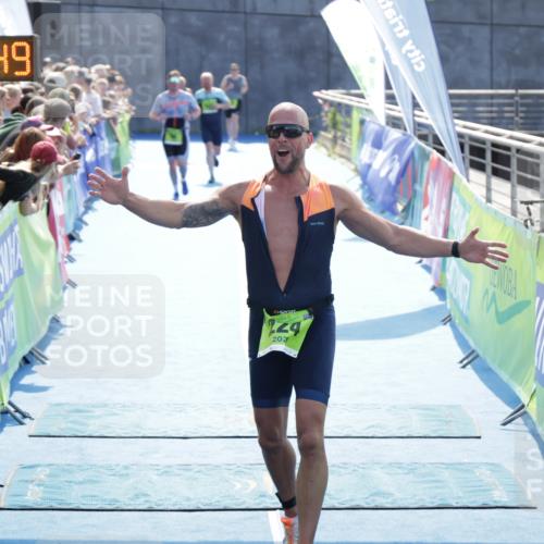 10.08.2025 - GEWOBA Citytriathlon Bremen H.Heesch http://msf.ph/oto/8554637 10.08.2025 15:19:53 Ziel 123, 224, 431 meine-sportfotos.de