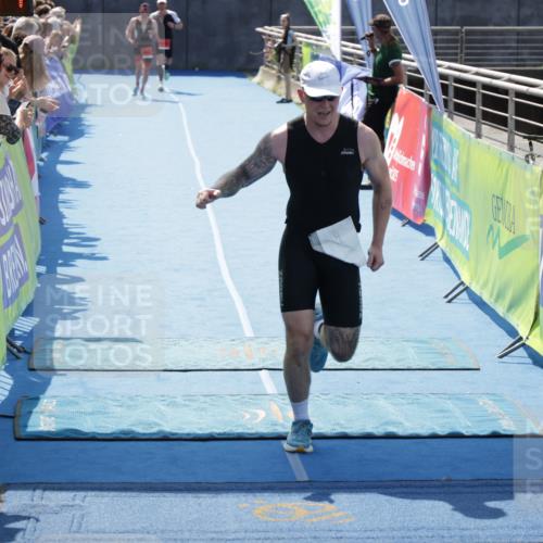 10.08.2025 - GEWOBA Citytriathlon Bremen H.Heesch http://msf.ph/oto/8554641 10.08.2025 14:10:38 Ziel 649, 656, 698 meine-sportfotos.de