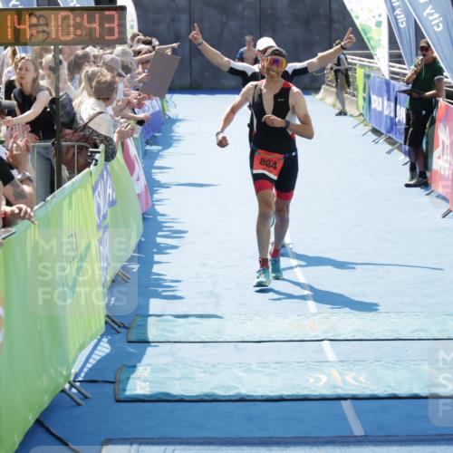 10.08.2025 - GEWOBA Citytriathlon Bremen H.Heesch http://msf.ph/oto/8554645 10.08.2025 14:10:46 Ziel 616, 649, 884 meine-sportfotos.de