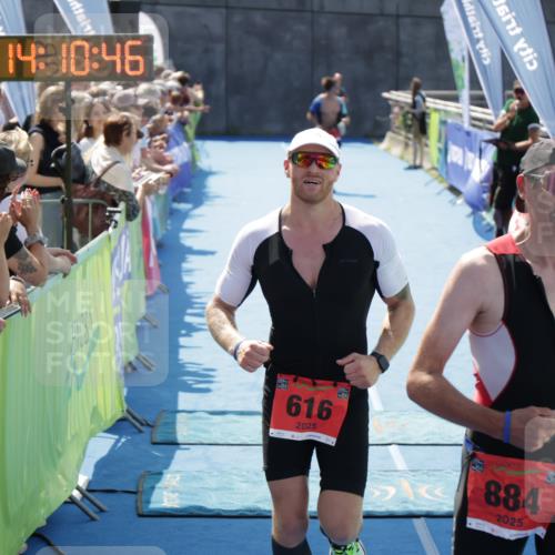 10.08.2025 - GEWOBA Citytriathlon Bremen H.Heesch http://msf.ph/oto/8554667 10.08.2025 14:10:49 Ziel 616, 884 meine-sportfotos.de
