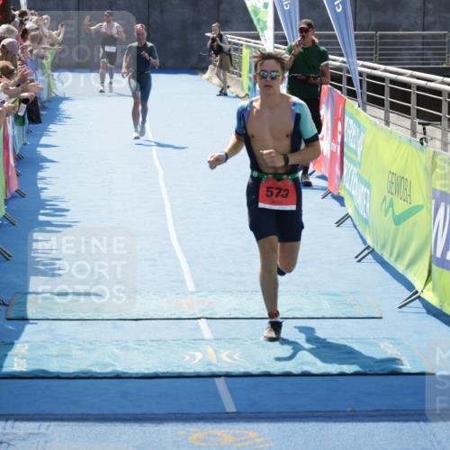 10.08.2025 - GEWOBA Citytriathlon Bremen H.Heesch http://msf.ph/oto/8554677 10.08.2025 14:10:56 Ziel 573, 616, 884, 933 meine-sportfotos.de