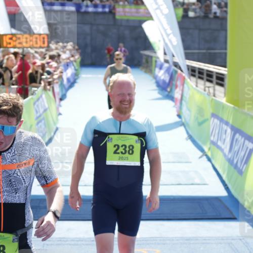 10.08.2025 - GEWOBA Citytriathlon Bremen H.Heesch http://msf.ph/oto/8554698 10.08.2025 15:20:04 Ziel 38, 88, 238, 445 meine-sportfotos.de