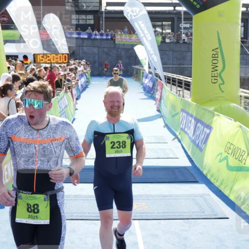 10.08.2025 - GEWOBA Citytriathlon Bremen H.Heesch http://msf.ph/oto/8554701 10.08.2025 15:20:04 Ziel 38, 88, 238, 445 meine-sportfotos.de