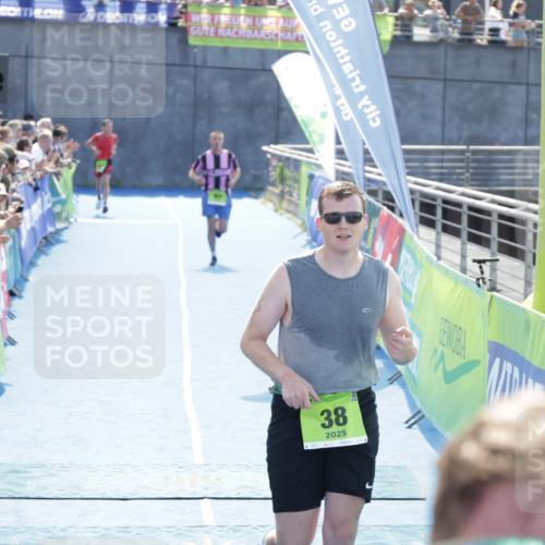 10.08.2025 - GEWOBA Citytriathlon Bremen H.Heesch http://msf.ph/oto/8554707 10.08.2025 15:20:06 Ziel 38, 81, 88, 238, 445 meine-sportfotos.de