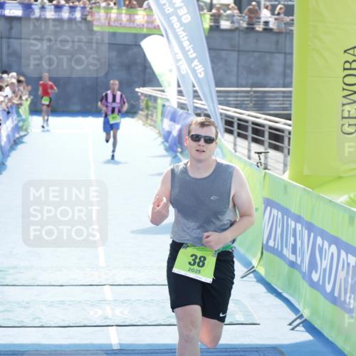 10.08.2025 - GEWOBA Citytriathlon Bremen H.Heesch http://msf.ph/oto/8554708 10.08.2025 15:20:06 Ziel 38, 81, 88, 238, 445 meine-sportfotos.de