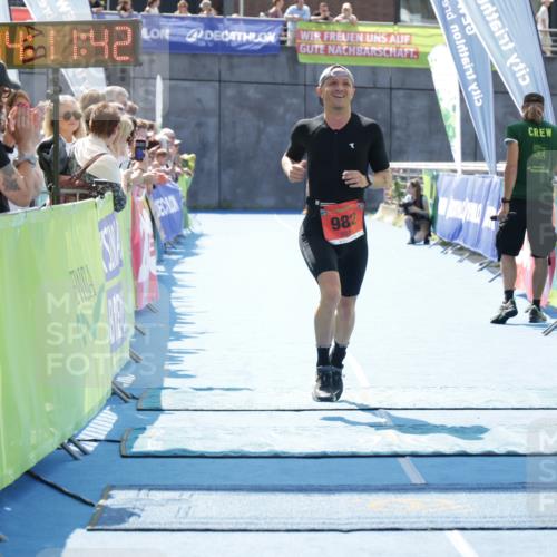 10.08.2025 - GEWOBA Citytriathlon Bremen H.Heesch http://msf.ph/oto/8554735 10.08.2025 14:11:46 Ziel 982 meine-sportfotos.de