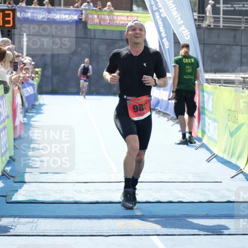 10.08.2025 - GEWOBA Citytriathlon Bremen H.Heesch http://msf.ph/oto/8554740 10.08.2025 14:11:46 Ziel 982 meine-sportfotos.de