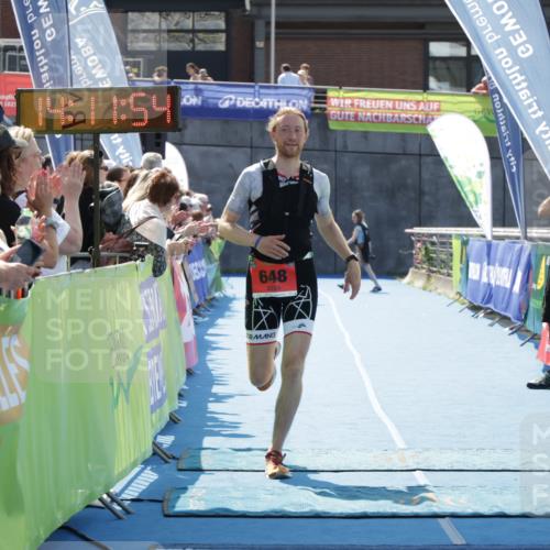 10.08.2025 - GEWOBA Citytriathlon Bremen H.Heesch http://msf.ph/oto/8554759 10.08.2025 14:11:57 Ziel 648 meine-sportfotos.de