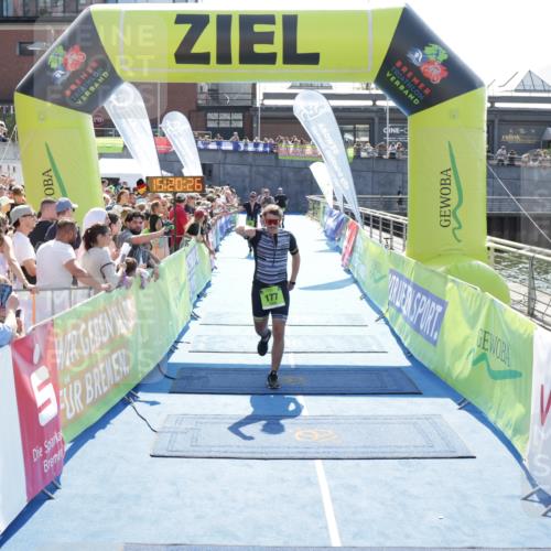 10.08.2025 - GEWOBA Citytriathlon Bremen H.Heesch http://msf.ph/oto/8554779 10.08.2025 15:20:30 Ziel 50, 76, 177 meine-sportfotos.de