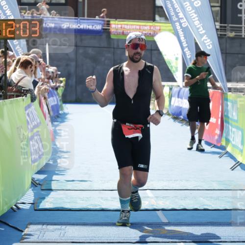 10.08.2025 - GEWOBA Citytriathlon Bremen H.Heesch http://msf.ph/oto/8554797 10.08.2025 14:12:07 Ziel 806 meine-sportfotos.de