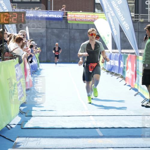 10.08.2025 - GEWOBA Citytriathlon Bremen H.Heesch http://msf.ph/oto/8554803 10.08.2025 14:12:25 Ziel 611, 745 meine-sportfotos.de