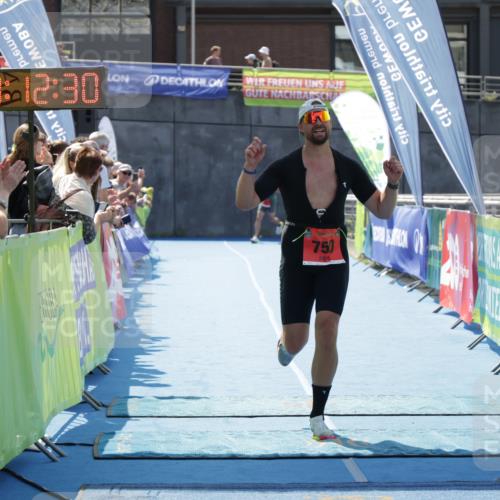 10.08.2025 - GEWOBA Citytriathlon Bremen H.Heesch http://msf.ph/oto/8554822 10.08.2025 14:12:33 Ziel 611, 745, 750 meine-sportfotos.de