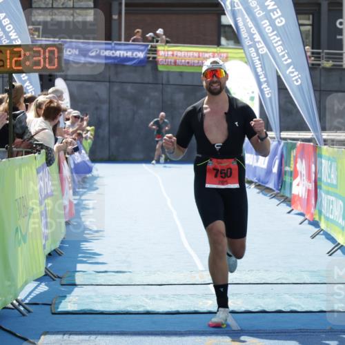10.08.2025 - GEWOBA Citytriathlon Bremen H.Heesch http://msf.ph/oto/8554825 10.08.2025 14:12:34 Ziel 750 meine-sportfotos.de