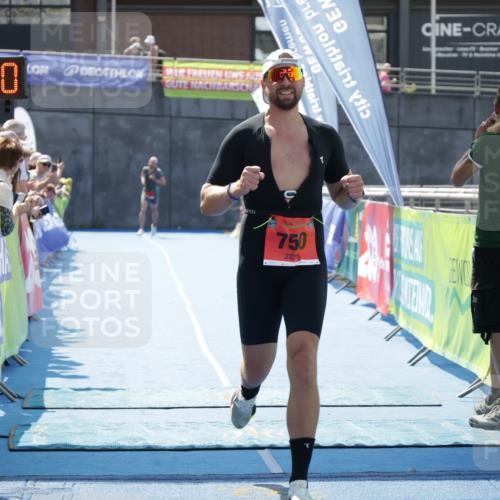 10.08.2025 - GEWOBA Citytriathlon Bremen H.Heesch http://msf.ph/oto/8554828 10.08.2025 14:12:34 Ziel 750 meine-sportfotos.de