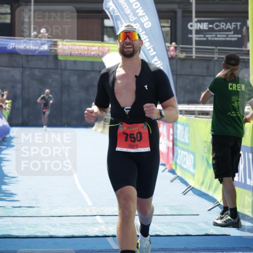 10.08.2025 - GEWOBA Citytriathlon Bremen H.Heesch http://msf.ph/oto/8554830 10.08.2025 14:12:34 Ziel 750 meine-sportfotos.de