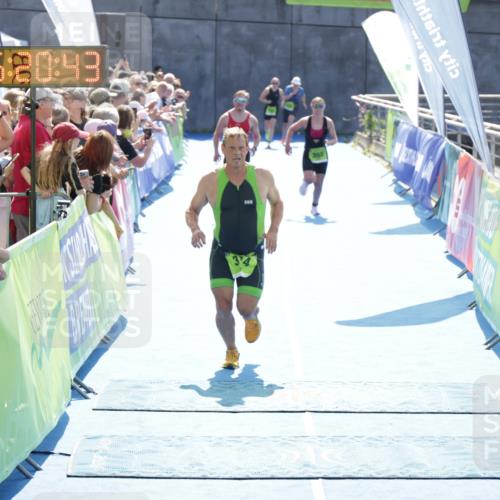 10.08.2025 - GEWOBA Citytriathlon Bremen H.Heesch http://msf.ph/oto/8554852 10.08.2025 15:20:47 Ziel 30, 69, 314, 353, 423 meine-sportfotos.de