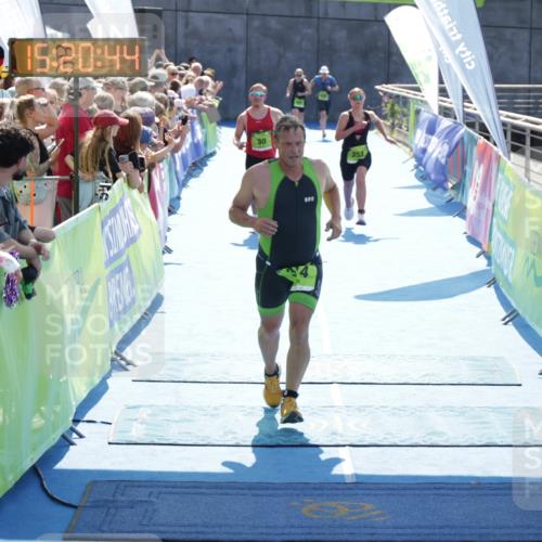 10.08.2025 - GEWOBA Citytriathlon Bremen H.Heesch http://msf.ph/oto/8554860 10.08.2025 15:20:48 Ziel 30, 69, 314, 353, 423 meine-sportfotos.de