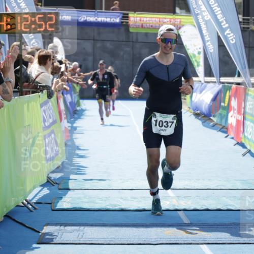 10.08.2025 - GEWOBA Citytriathlon Bremen H.Heesch http://msf.ph/oto/8554867 10.08.2025 14:12:55 Ziel 675, 685, 840, 1037 meine-sportfotos.de