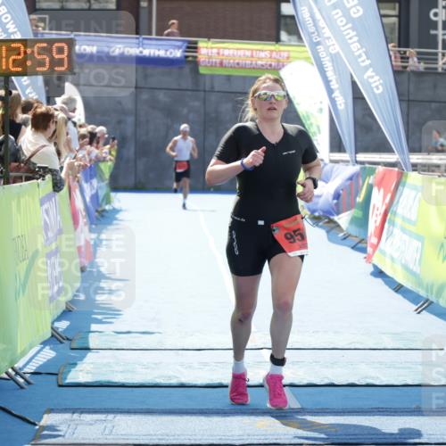 10.08.2025 - GEWOBA Citytriathlon Bremen H.Heesch http://msf.ph/oto/8554884 10.08.2025 14:13:03 Ziel 840, 950 meine-sportfotos.de