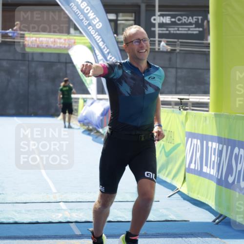 10.08.2025 - GEWOBA Citytriathlon Bremen H.Heesch http://msf.ph/oto/8554947 10.08.2025 14:14:07 Ziel 834 meine-sportfotos.de