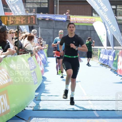 10.08.2025 - GEWOBA Citytriathlon Bremen H.Heesch http://msf.ph/oto/8554962 10.08.2025 14:14:21 Ziel 552, 852, 940 meine-sportfotos.de