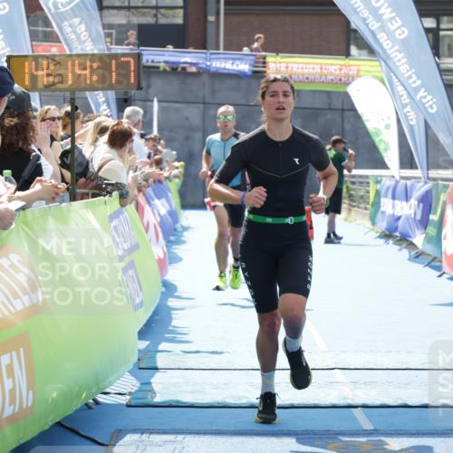10.08.2025 - GEWOBA Citytriathlon Bremen H.Heesch http://msf.ph/oto/8554964 10.08.2025 14:14:21 Ziel 552, 852, 940 meine-sportfotos.de