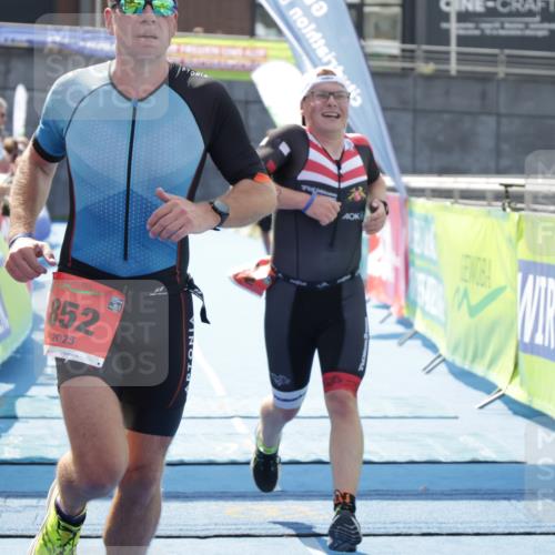 10.08.2025 - GEWOBA Citytriathlon Bremen H.Heesch http://msf.ph/oto/8554981 10.08.2025 14:14:25 Ziel 552, 852, 940 meine-sportfotos.de