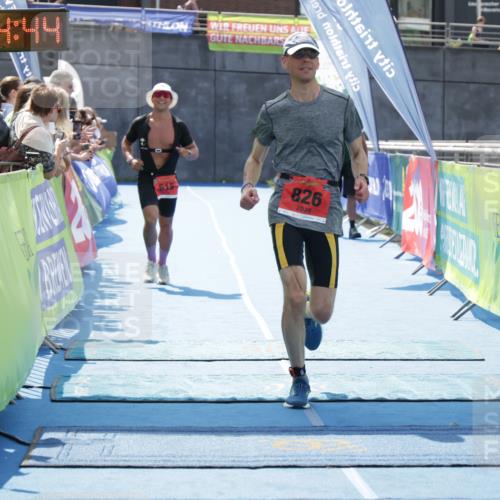 10.08.2025 - GEWOBA Citytriathlon Bremen H.Heesch http://msf.ph/oto/8554985 10.08.2025 14:14:48 Ziel 615, 826 meine-sportfotos.de