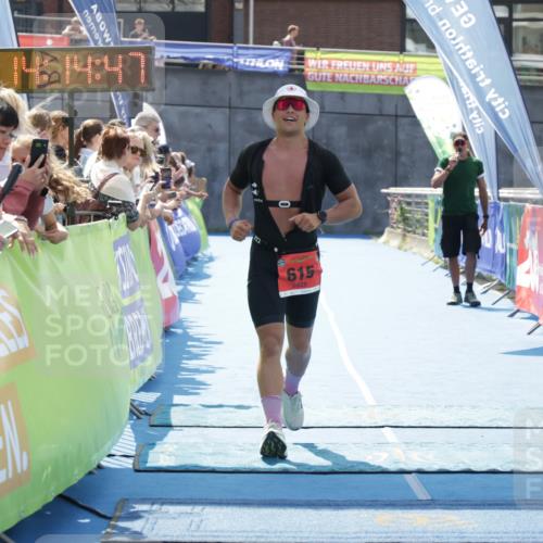10.08.2025 - GEWOBA Citytriathlon Bremen H.Heesch http://msf.ph/oto/8554996 10.08.2025 14:14:50 Ziel 615, 826 meine-sportfotos.de