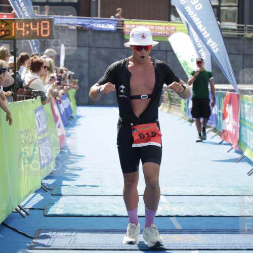10.08.2025 - GEWOBA Citytriathlon Bremen H.Heesch http://msf.ph/oto/8555003 10.08.2025 14:14:51 Ziel 615, 826 meine-sportfotos.de