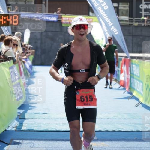 10.08.2025 - GEWOBA Citytriathlon Bremen H.Heesch http://msf.ph/oto/8555008 10.08.2025 14:14:52 Ziel 615, 826 meine-sportfotos.de