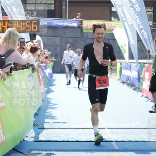 10.08.2025 - GEWOBA Citytriathlon Bremen H.Heesch http://msf.ph/oto/8555032 10.08.2025 14:14:59 Ziel 604, 1029 meine-sportfotos.de