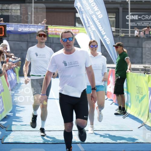 10.08.2025 - GEWOBA Citytriathlon Bremen H.Heesch http://msf.ph/oto/8555061 10.08.2025 14:15:03 Ziel 604, 642, 1029 meine-sportfotos.de