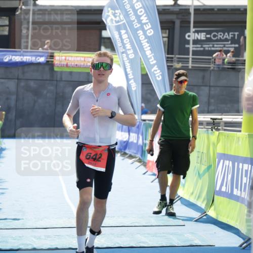 10.08.2025 - GEWOBA Citytriathlon Bremen H.Heesch http://msf.ph/oto/8555074 10.08.2025 14:15:07 Ziel 642, 1029 meine-sportfotos.de