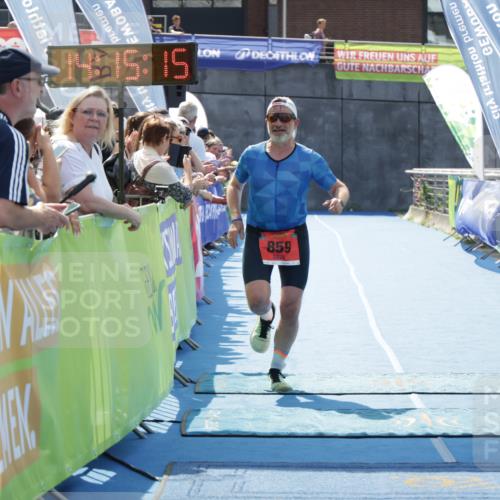 10.08.2025 - GEWOBA Citytriathlon Bremen H.Heesch http://msf.ph/oto/8555090 10.08.2025 14:15:19 Ziel 859 meine-sportfotos.de