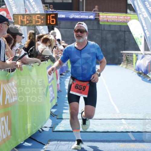 10.08.2025 - GEWOBA Citytriathlon Bremen H.Heesch http://msf.ph/oto/8555100 10.08.2025 14:15:20 Ziel 859 meine-sportfotos.de