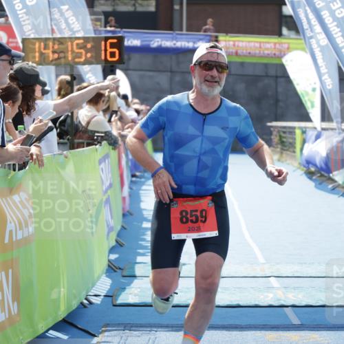 10.08.2025 - GEWOBA Citytriathlon Bremen H.Heesch http://msf.ph/oto/8555103 10.08.2025 14:15:20 Ziel 859 meine-sportfotos.de