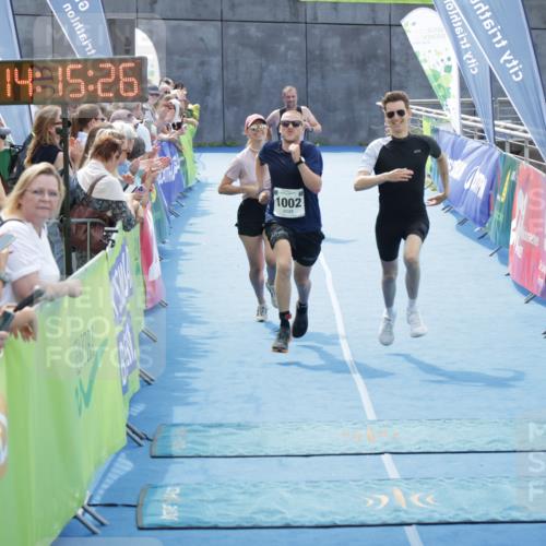 10.08.2025 - GEWOBA Citytriathlon Bremen H.Heesch http://msf.ph/oto/8555106 10.08.2025 14:15:29 Ziel 1002 meine-sportfotos.de