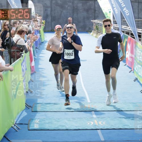 10.08.2025 - GEWOBA Citytriathlon Bremen H.Heesch http://msf.ph/oto/8555112 10.08.2025 14:15:30 Ziel 833, 1002 meine-sportfotos.de