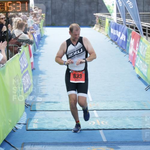 10.08.2025 - GEWOBA Citytriathlon Bremen H.Heesch http://msf.ph/oto/8555121 10.08.2025 14:15:34 Ziel 833, 1002 meine-sportfotos.de