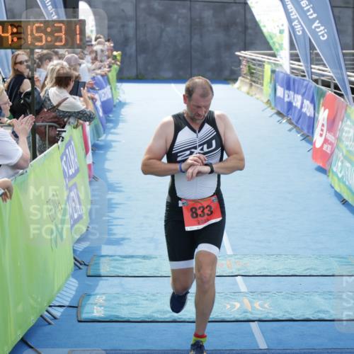 10.08.2025 - GEWOBA Citytriathlon Bremen H.Heesch http://msf.ph/oto/8555124 10.08.2025 14:15:35 Ziel 833, 1002 meine-sportfotos.de