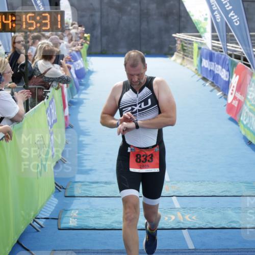 10.08.2025 - GEWOBA Citytriathlon Bremen H.Heesch http://msf.ph/oto/8555127 10.08.2025 14:15:35 Ziel 833, 1002 meine-sportfotos.de
