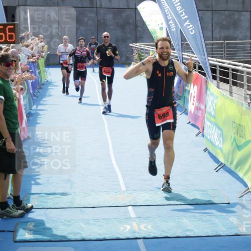 10.08.2025 - GEWOBA Citytriathlon Bremen H.Heesch http://msf.ph/oto/8555138 10.08.2025 14:16:00 Ziel 555, 687, 699, 820 meine-sportfotos.de