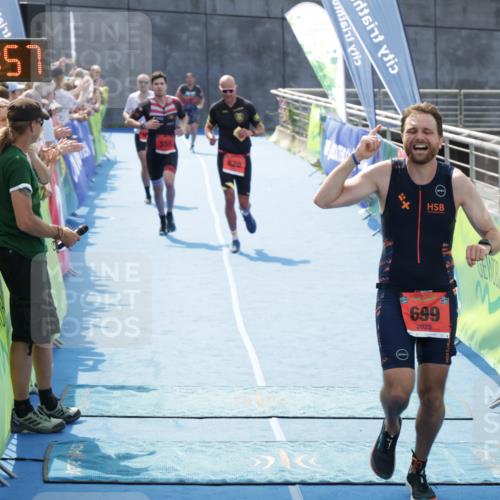 10.08.2025 - GEWOBA Citytriathlon Bremen H.Heesch http://msf.ph/oto/8555146 10.08.2025 14:16:01 Ziel 555, 687, 699, 783, 820 meine-sportfotos.de