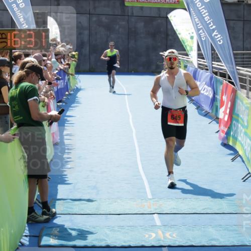 10.08.2025 - GEWOBA Citytriathlon Bremen H.Heesch http://msf.ph/oto/8555201 10.08.2025 14:16:34 Ziel 635, 645 meine-sportfotos.de
