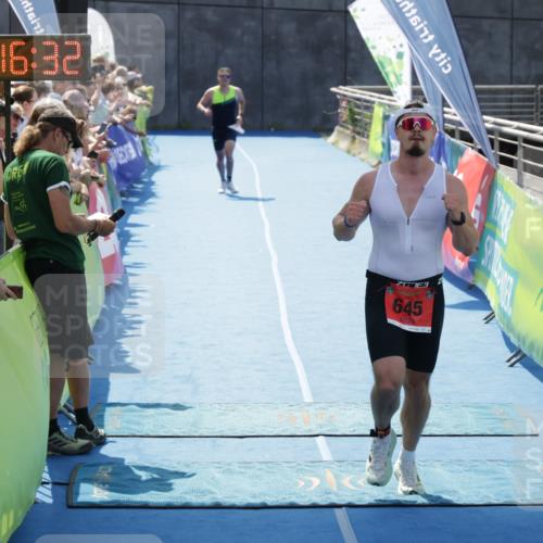 10.08.2025 - GEWOBA Citytriathlon Bremen H.Heesch http://msf.ph/oto/8555212 10.08.2025 14:16:35 Ziel 635, 645, 770 meine-sportfotos.de